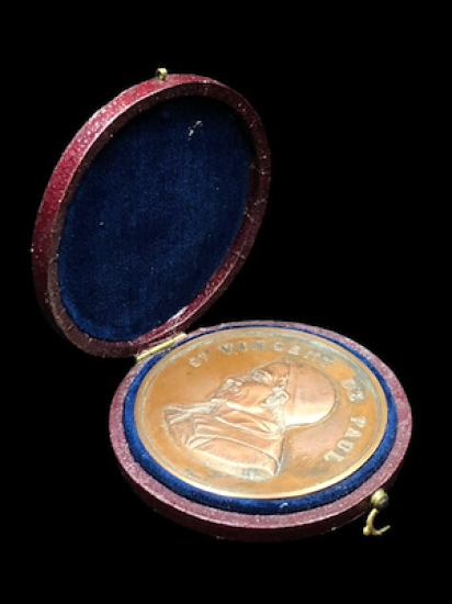 18 YY BRONZDAN MAMÜL ORJ KUTUSUNDA VINCENT DE PAUL RESİMLİ ÖZEL MADALYON