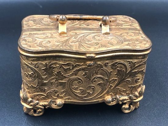 FRANSIZ KAPARTMA İŞÇİLİKLİ ALTIN VERMEYLİ KUSURSUZ ÇANTA FORMUNDA MÜCEVHER KUTUSU