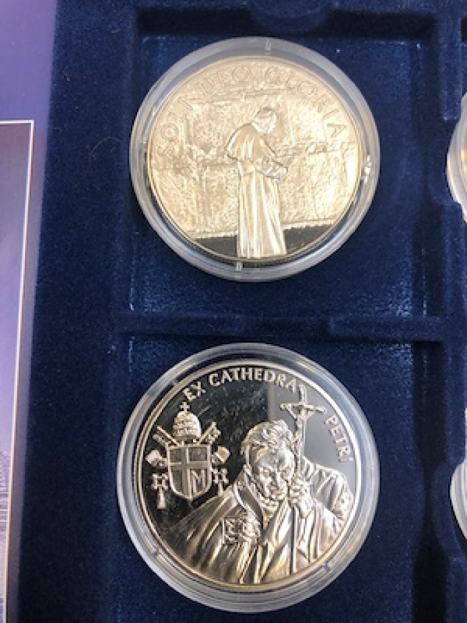 PAPA JEAN PAUL ADINA YAPILMIŞ 2005 TARİHLİ EFEMERİKLİ ORJINAL KUTULU HATIRAT LOTU