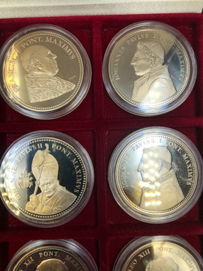 VATİCAN GÜNÜMÜZE KADAR HİZMET ETMİŞ PAPAZLARINDAN OLUŞAN EFAMERİKLİ KUTULU MADALYON LOTU