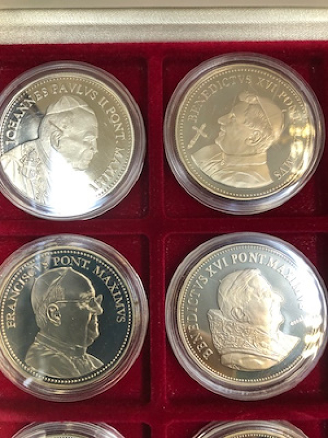 VATİCAN GÜNÜMÜZE KADAR HİZMET ETMİŞ PAPAZLARINDAN OLUŞAN EFAMERİKLİ KUTULU MADALYON LOTU