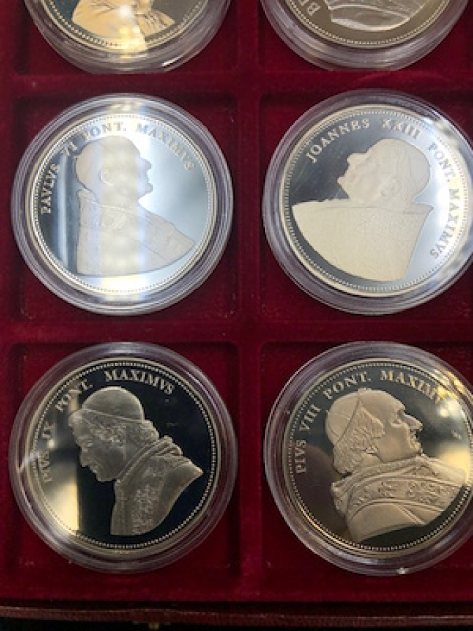 VATİCAN GÜNÜMÜZE KADAR HİZMET ETMİŞ PAPAZLARINDAN OLUŞAN EFAMERİKLİ KUTULU MADALYON LOTU