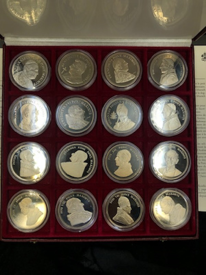 VATİCAN GÜNÜMÜZE KADAR HİZMET ETMİŞ PAPAZLARINDAN OLUŞAN EFAMERİKLİ KUTULU MADALYON LOTU