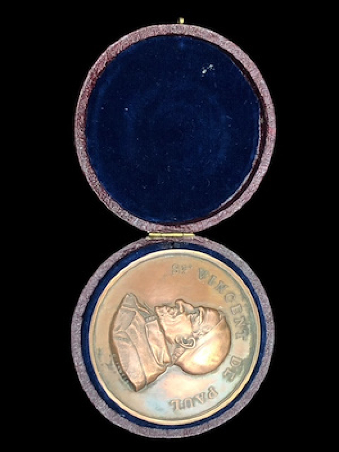 18 YY BRONZDAN MAMÜL ORJ KUTUSUNDA VINCENT DE PAUL RESİMLİ ÖZEL MADALYON