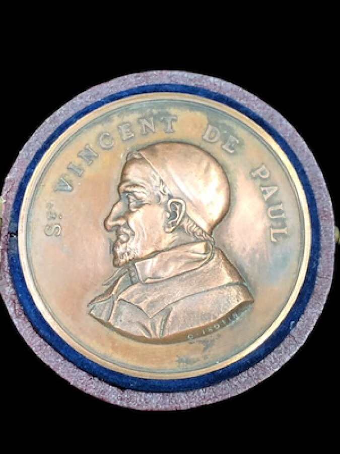 18 YY BRONZDAN MAMÜL ORJ KUTUSUNDA VINCENT DE PAUL RESİMLİ ÖZEL MADALYON