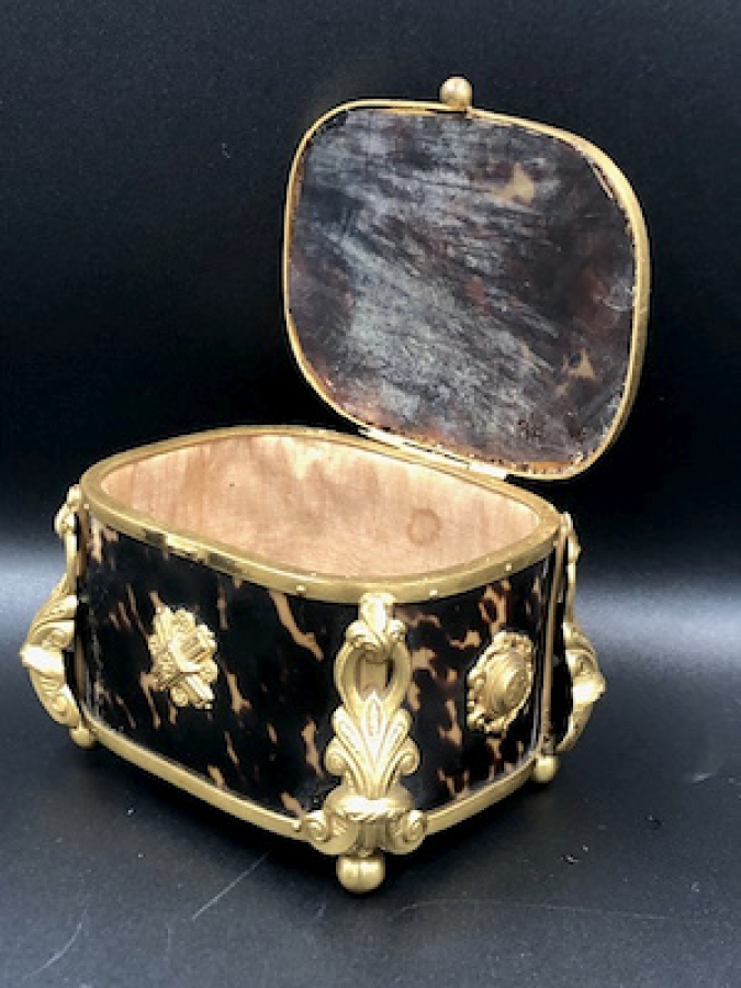 FRANSIZ BROZNZ ÜZERİ BAĞDAN MAMÜL MİNELİ ÇOK AYKIRI MÜCEVHER KUTUSU ÇOK UFAK ATIK MEVCUT