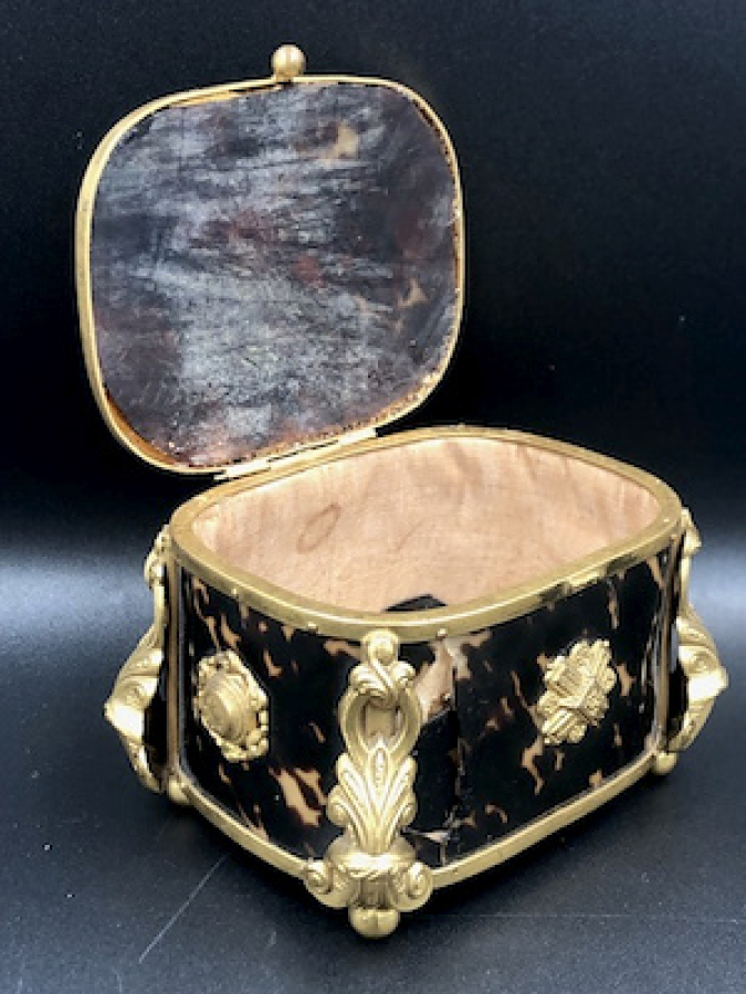 FRANSIZ BROZNZ ÜZERİ BAĞDAN MAMÜL MİNELİ ÇOK AYKIRI MÜCEVHER KUTUSU ÇOK UFAK ATIK MEVCUT