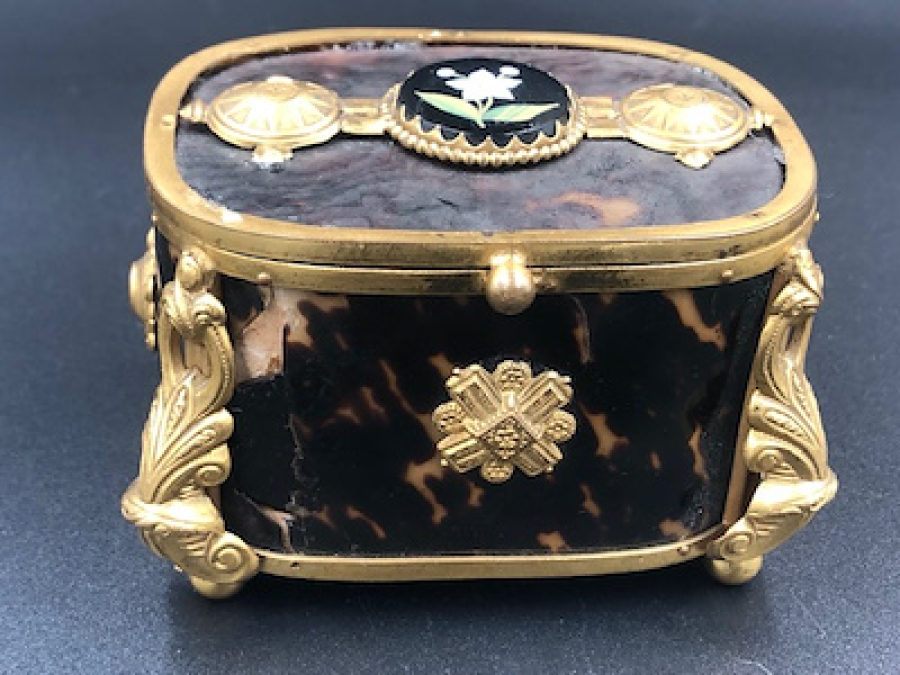 FRANSIZ BROZNZ ÜZERİ BAĞDAN MAMÜL MİNELİ ÇOK AYKIRI MÜCEVHER KUTUSU ÇOK UFAK ATIK MEVCUT