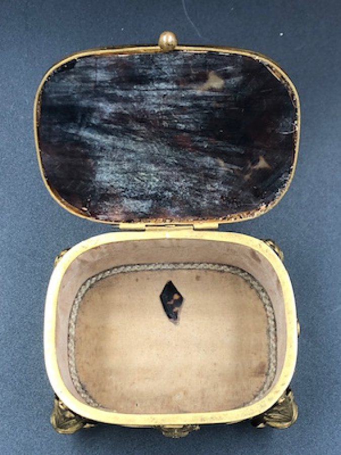 FRANSIZ BROZNZ ÜZERİ BAĞDAN MAMÜL MİNELİ ÇOK AYKIRI MÜCEVHER KUTUSU ÇOK UFAK ATIK MEVCUT