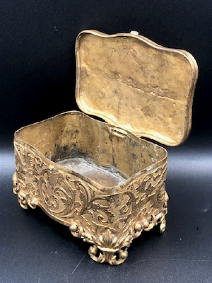 FRANSIZ KAPARTMA İŞÇİLİKLİ ALTIN VERMEYLİ KUSURSUZ ÇANTA FORMUNDA MÜCEVHER KUTUSU