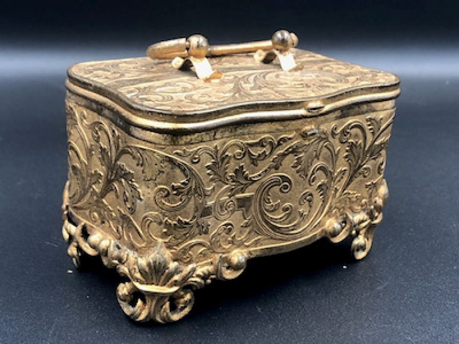 FRANSIZ KAPARTMA İŞÇİLİKLİ ALTIN VERMEYLİ KUSURSUZ ÇANTA FORMUNDA MÜCEVHER KUTUSU