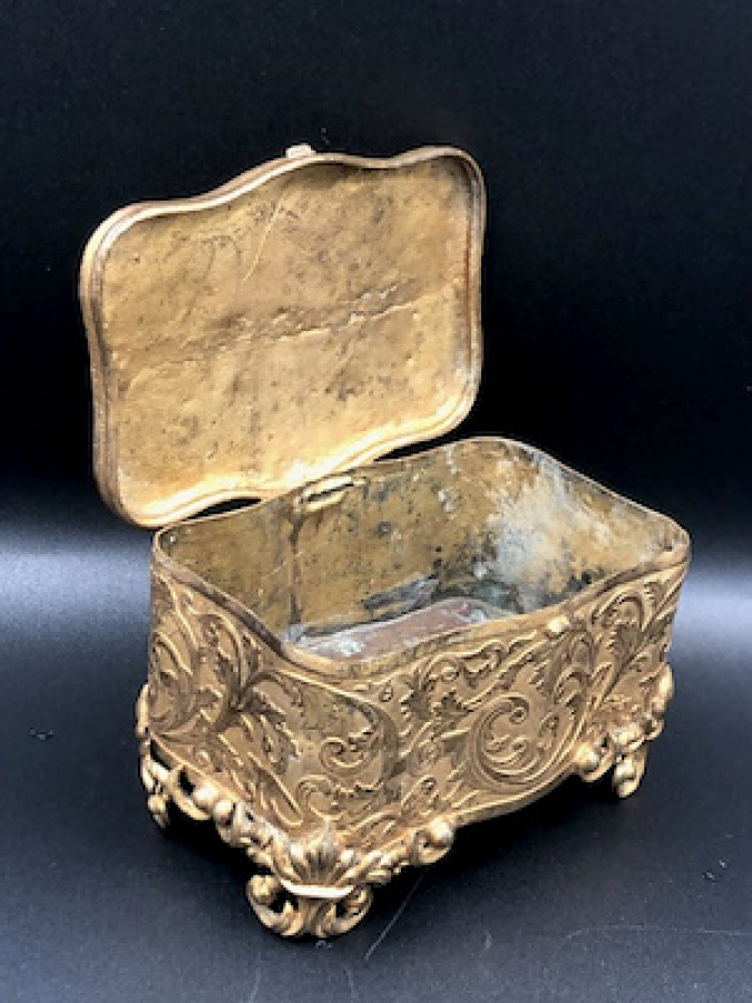 FRANSIZ KAPARTMA İŞÇİLİKLİ ALTIN VERMEYLİ KUSURSUZ ÇANTA FORMUNDA MÜCEVHER KUTUSU