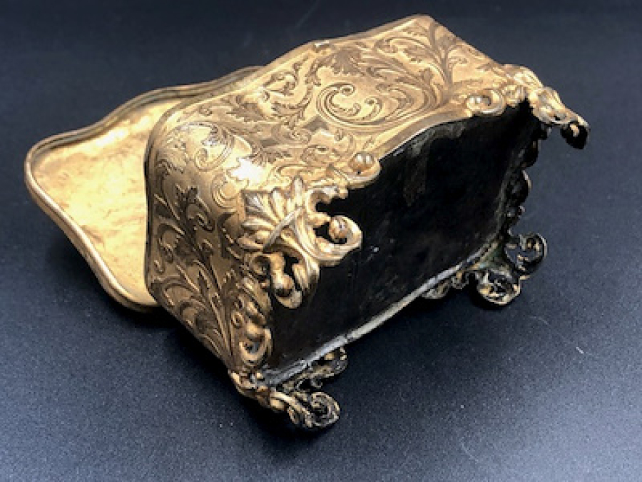 FRANSIZ KAPARTMA İŞÇİLİKLİ ALTIN VERMEYLİ KUSURSUZ ÇANTA FORMUNDA MÜCEVHER KUTUSU