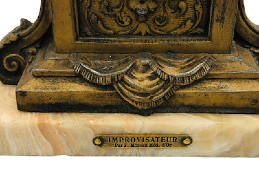 19 YY FRANSIZ TUTYADAN MAMÜL MELEKLİ ONİKS MERMER KAİDELİ SÖMİNE SAATİ TAKIMI SANATÇI İSİMLİ