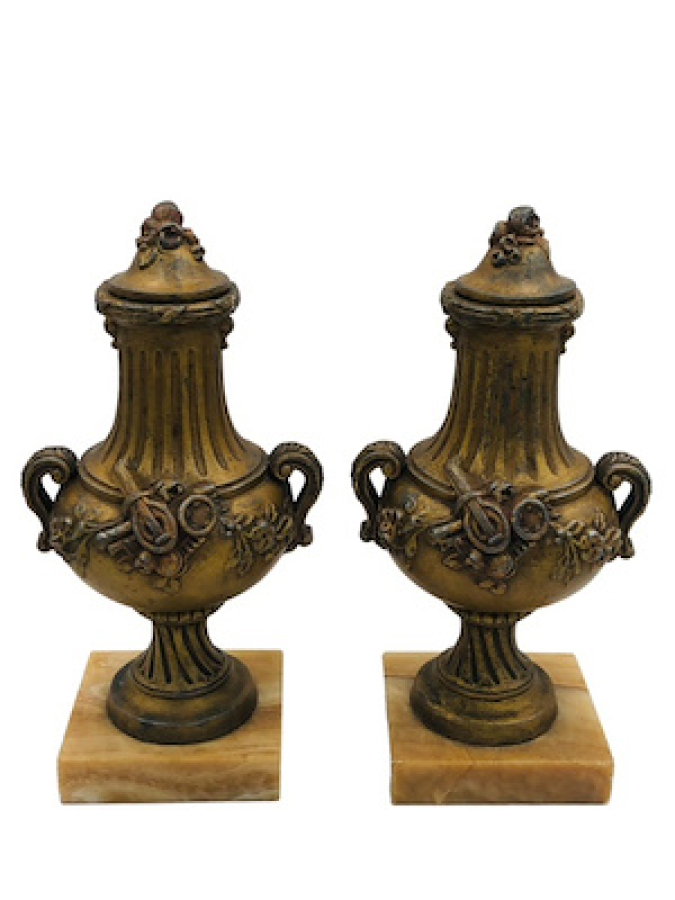 19 YY FRANSIZ TUTYADAN MAMÜL MELEKLİ ONİKS MERMER KAİDELİ SÖMİNE SAATİ TAKIMI SANATÇI İSİMLİ