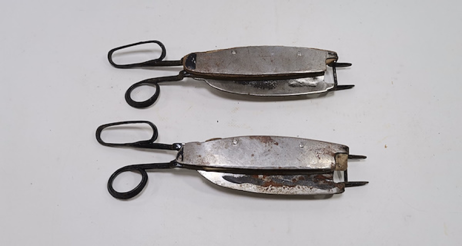 OSMANLI DÖNEMİ 2 ADET RUMCA İNSİYALLİ HALI MAKASI