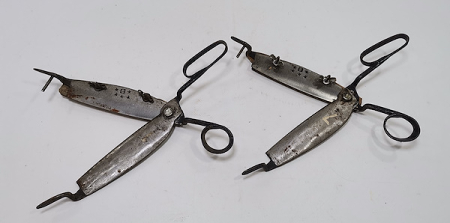 OSMANLI DÖNEMİ 2 ADET RUMCA İNSİYALLİ HALI MAKASI